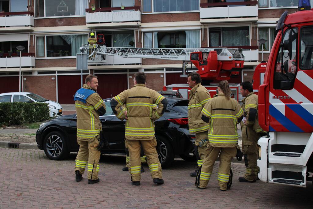 Brandweer blust brand in keuken van appartement