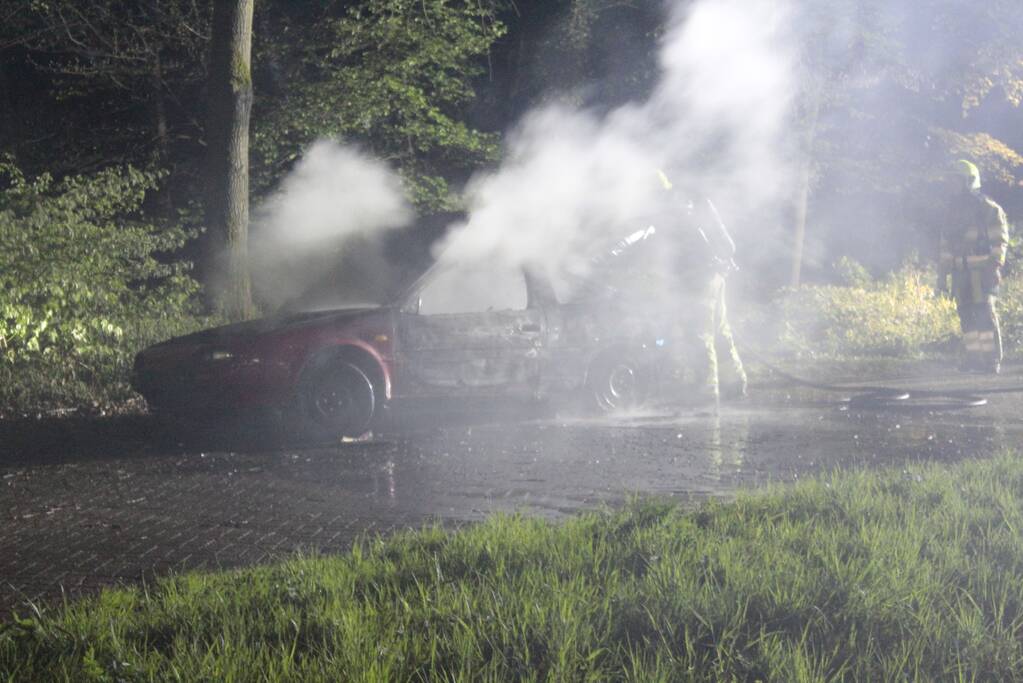 Auto mogelijk in brand gestoken
