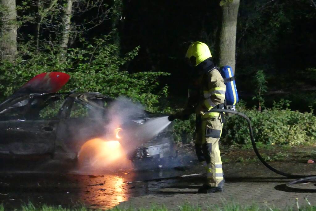Auto mogelijk in brand gestoken