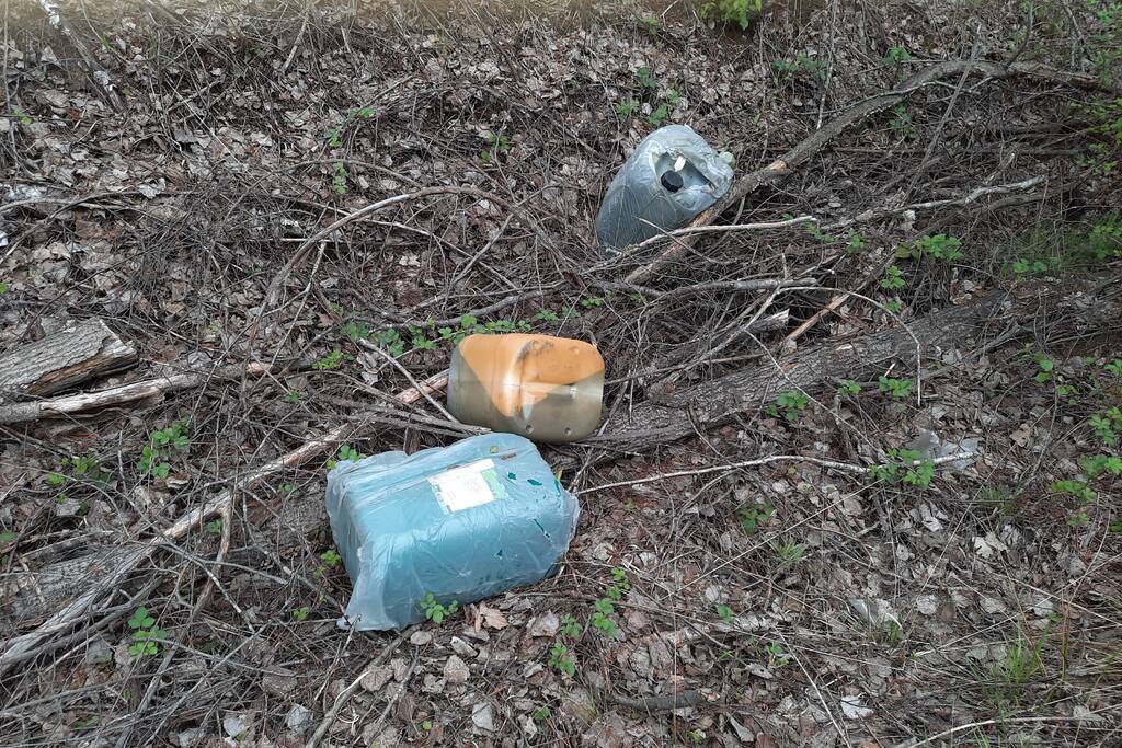 Gedumpte jerrycans aangetroffen