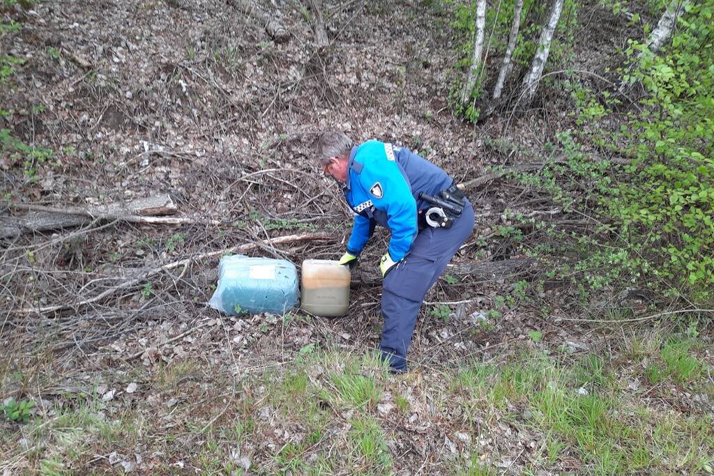 Gedumpte jerrycans aangetroffen