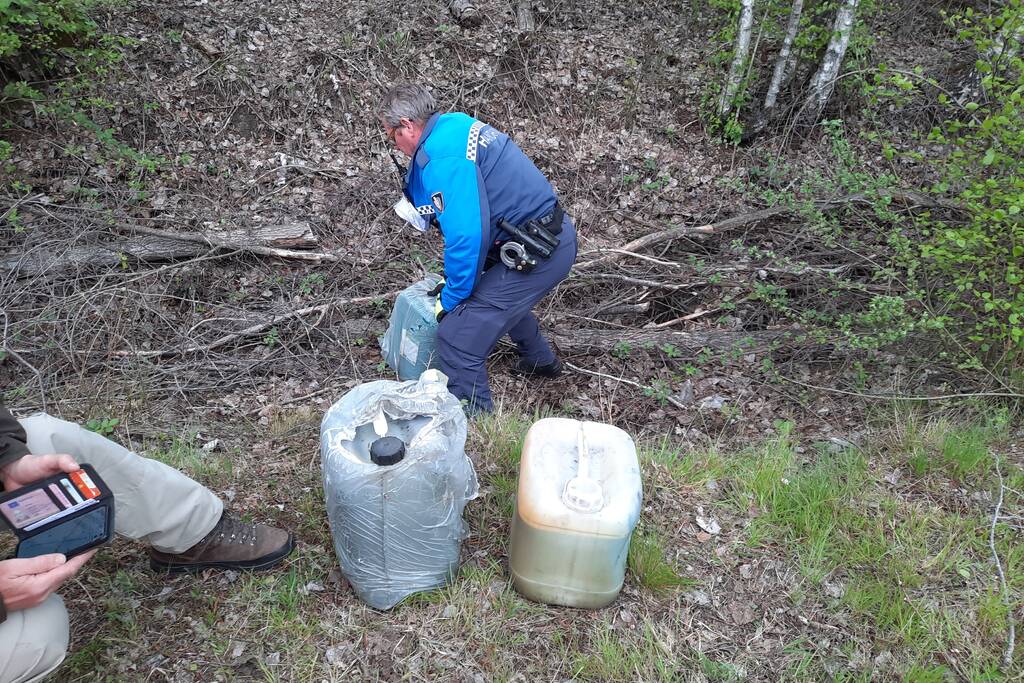 Gedumpte jerrycans aangetroffen