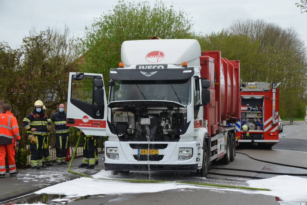 Vuilniswagen vat vlam bij legen van containers