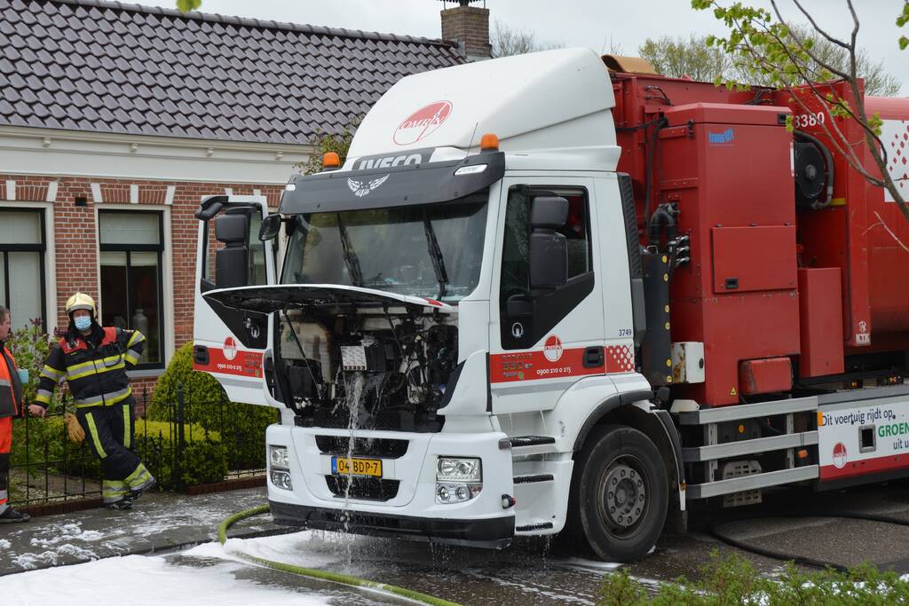 Vuilniswagen vat vlam bij legen van containers