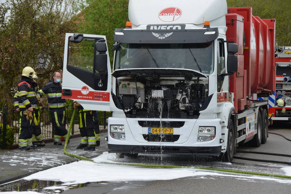 Vuilniswagen vat vlam bij legen van containers
