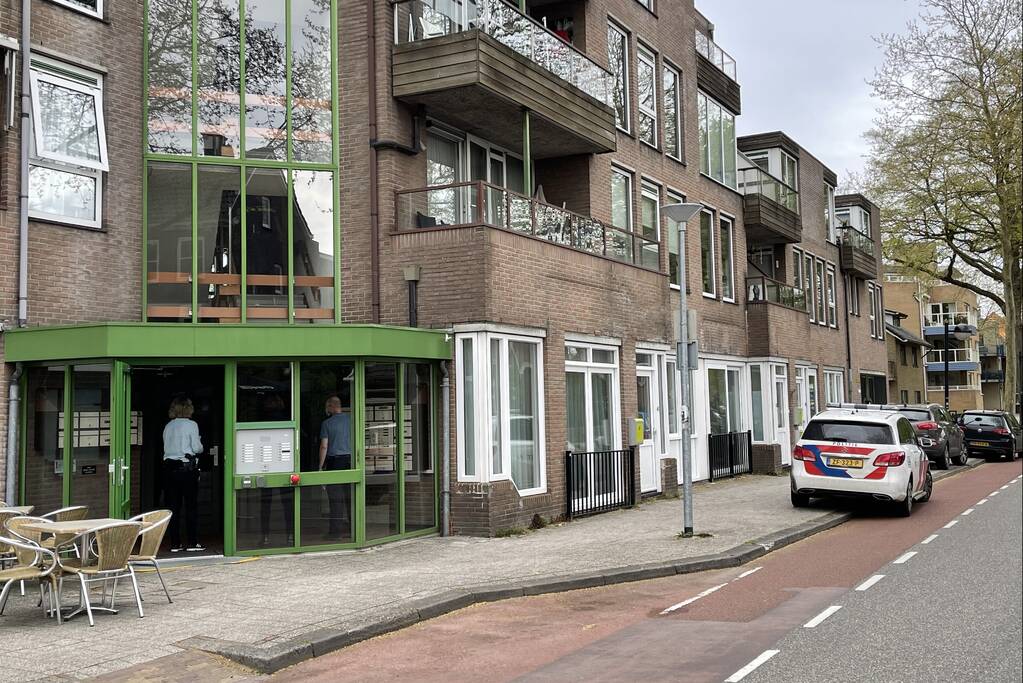 Politie en recherche doen onderzoek in appartement