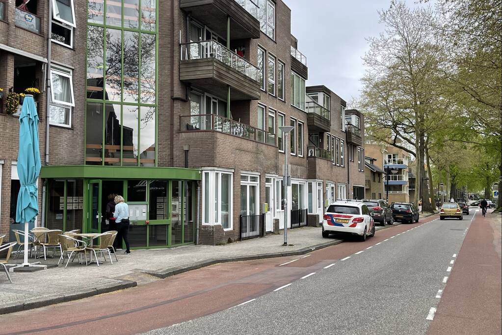 Politie en recherche doen onderzoek in appartement