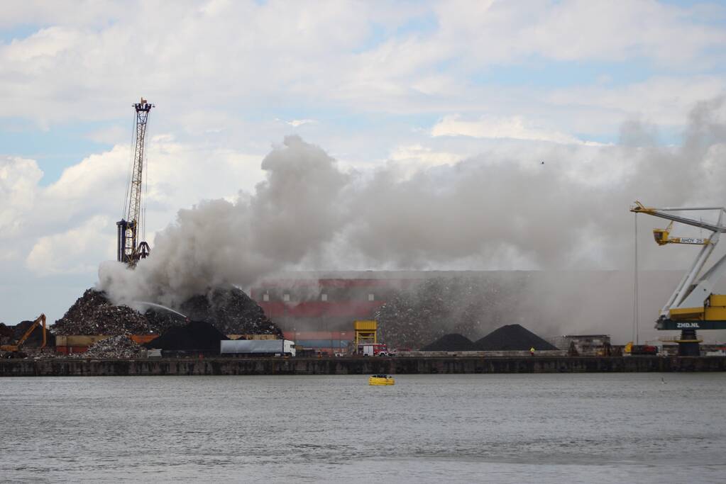 Brand in schroothoop Wilhelminahaven