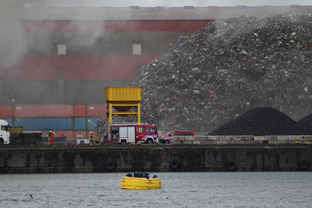 Brand in schroothoop Wilhelminahaven