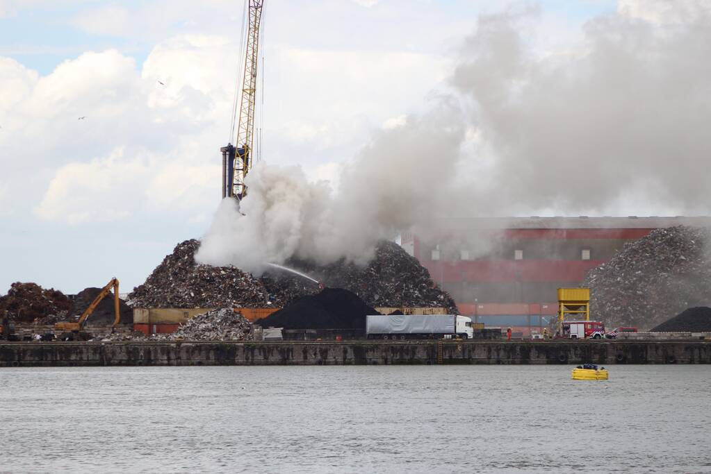 Brand in schroothoop Wilhelminahaven