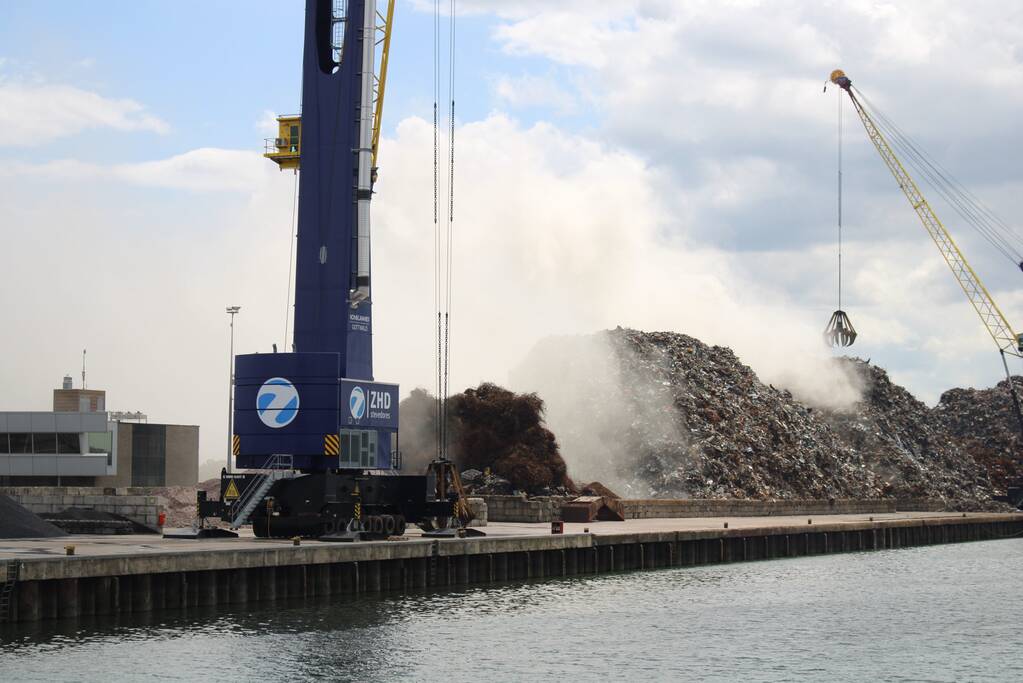 Brand in schroothoop Wilhelminahaven