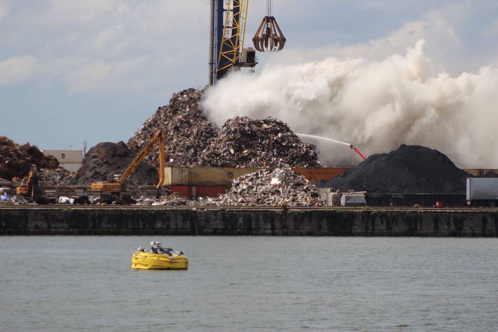 Brand in schroothoop Wilhelminahaven