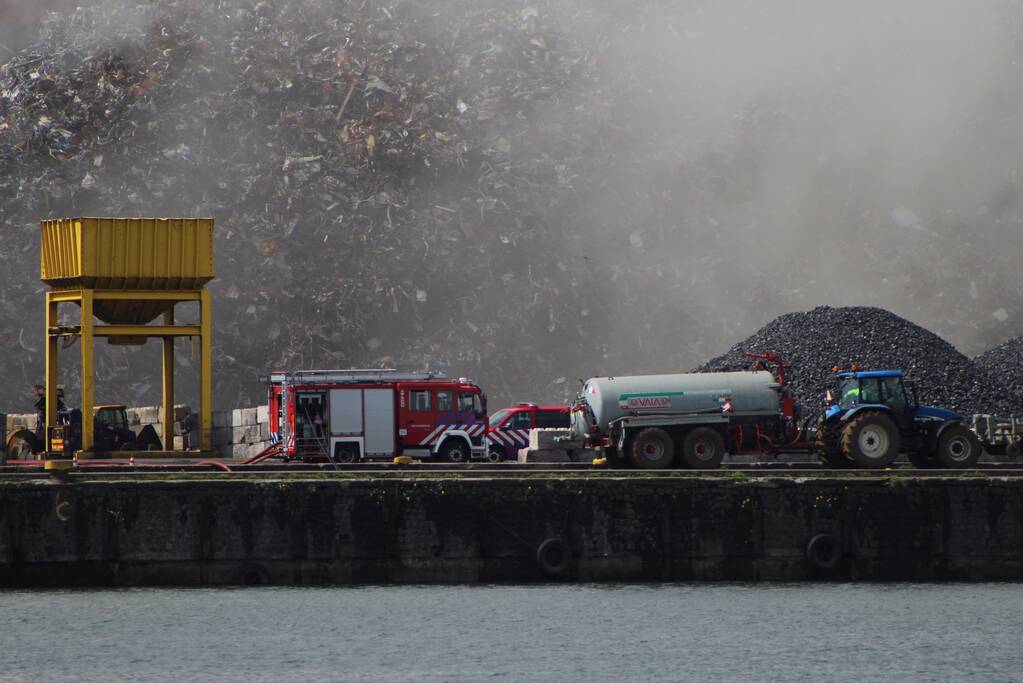 Brand in schroothoop Wilhelminahaven