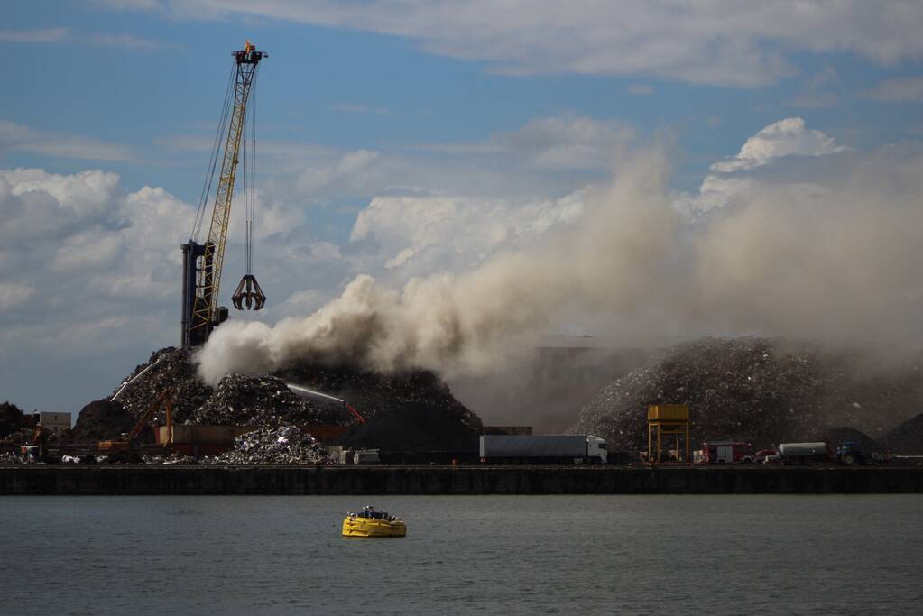 Brand in schroothoop Wilhelminahaven