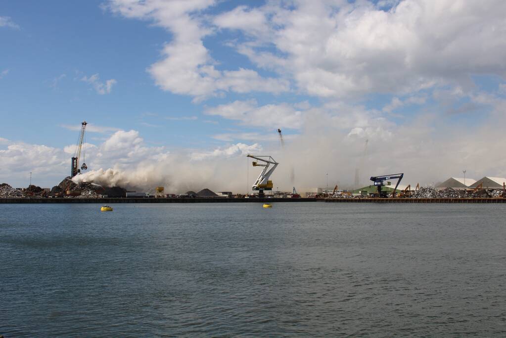 Brand in schroothoop Wilhelminahaven