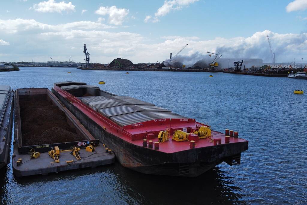 Brand in schroothoop Wilhelminahaven