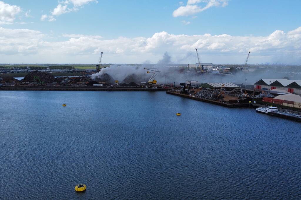 Brand in schroothoop Wilhelminahaven
