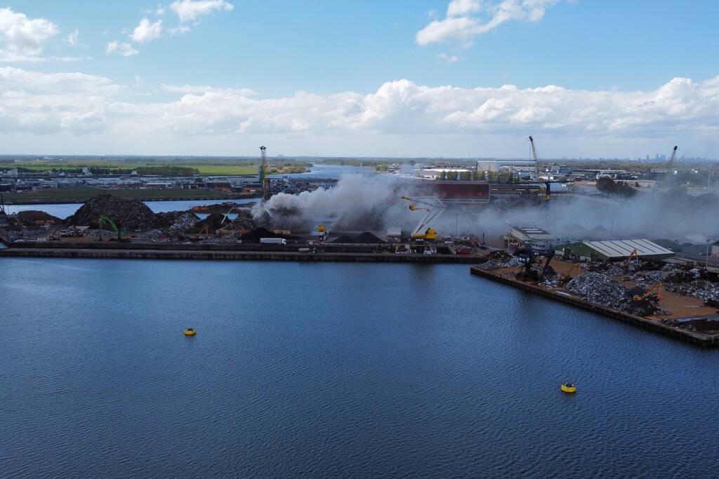 Brand in schroothoop Wilhelminahaven