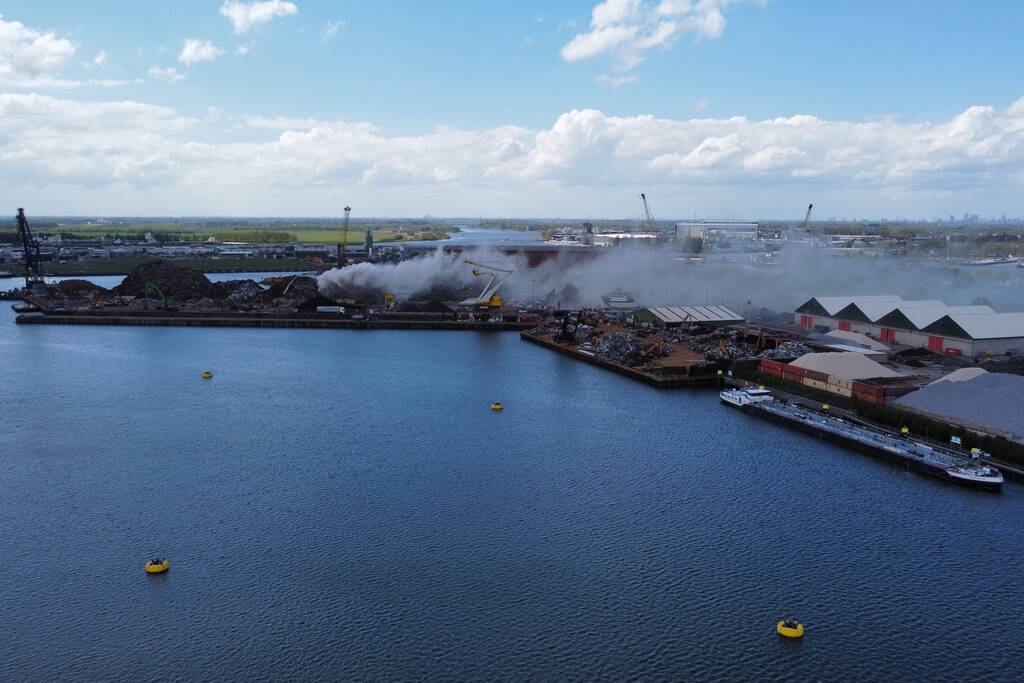 Brand in schroothoop Wilhelminahaven
