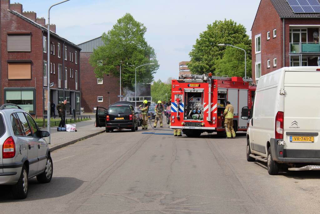 Motorcompartiment van auto vliegt in brand