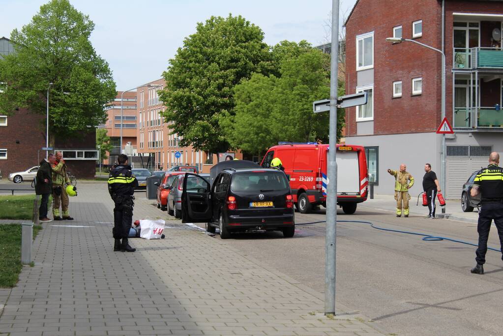 Motorcompartiment van auto vliegt in brand
