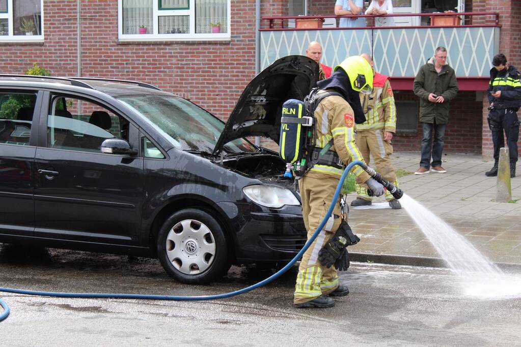 Motorcompartiment van auto vliegt in brand