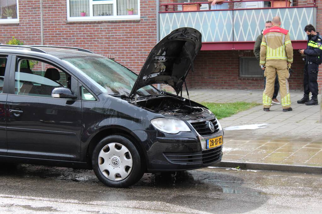Motorcompartiment van auto vliegt in brand