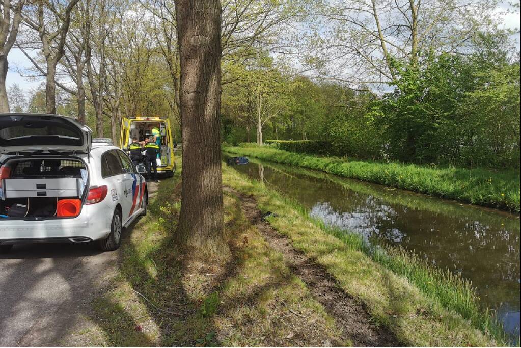 Auto te water, bestuurder haalt nat pak