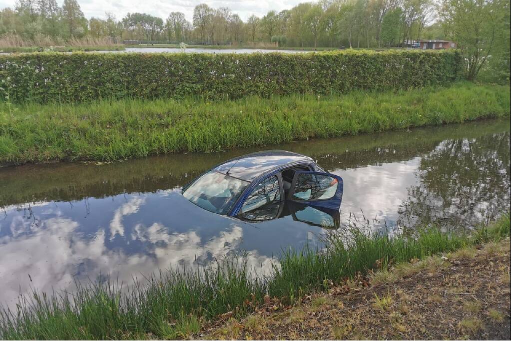 Auto te water, bestuurder haalt nat pak