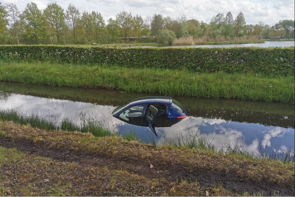 Auto te water, bestuurder haalt nat pak