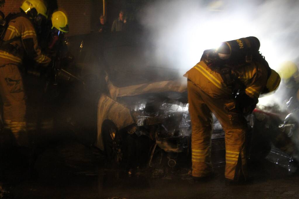 Tweetal auto's verwoest door brand