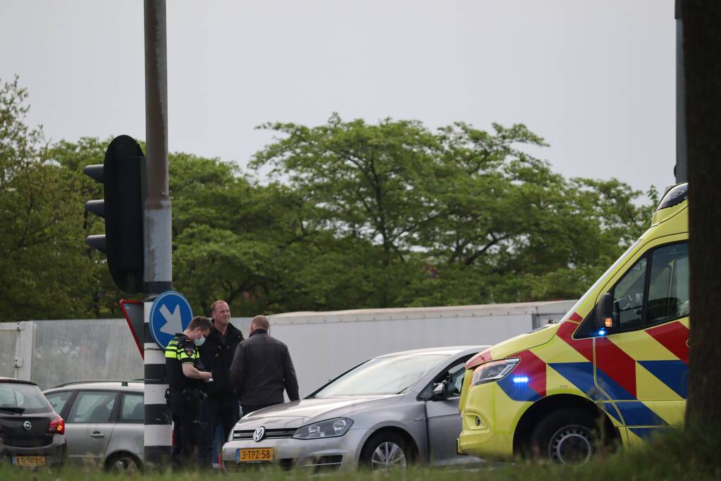 Twee personenwagens botsen op kruising