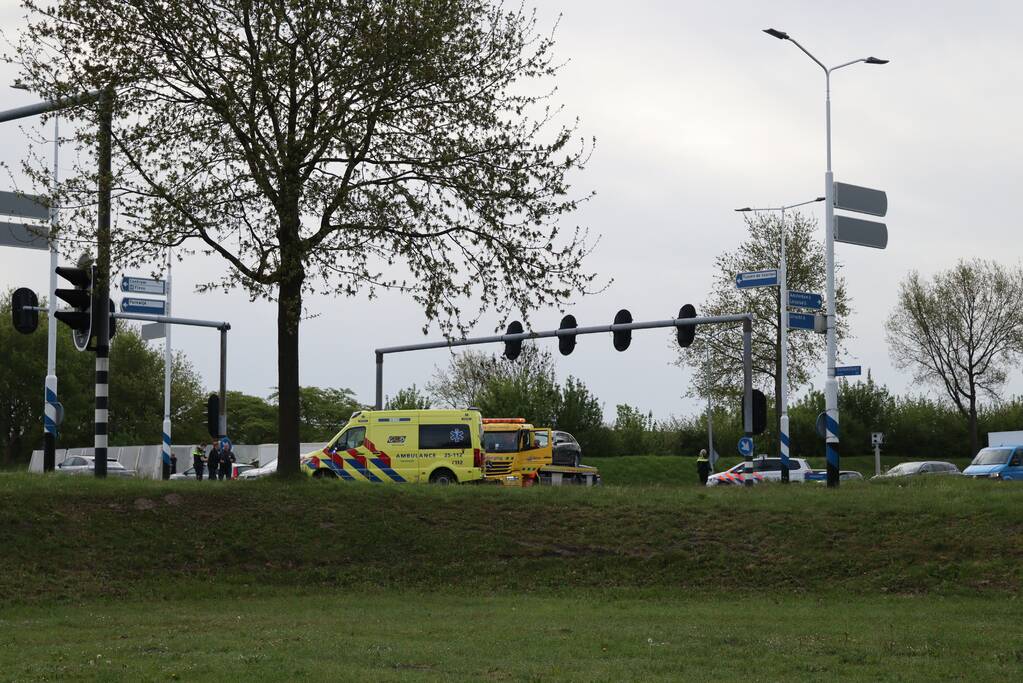 Twee personenwagens botsen op kruising