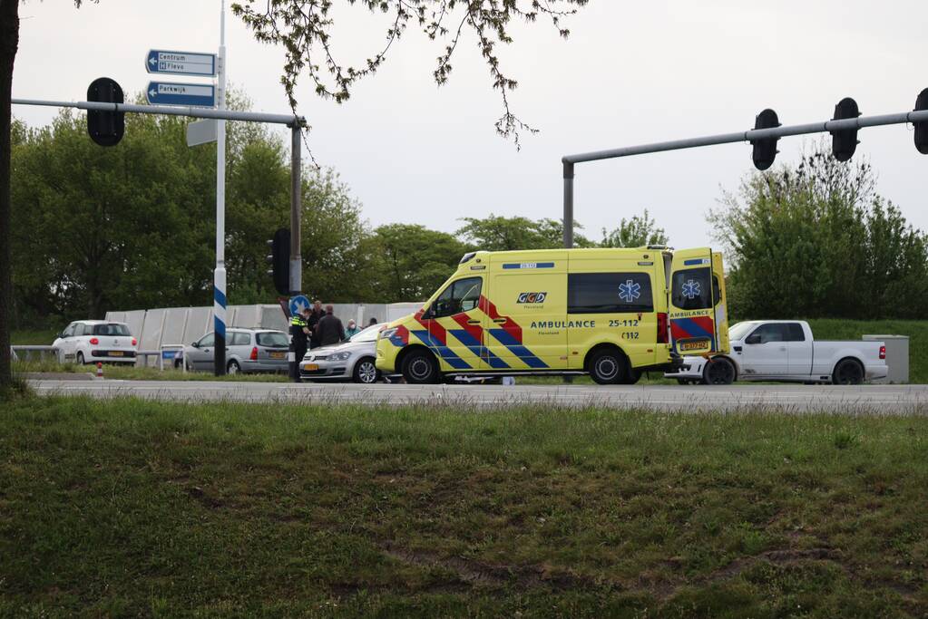 Twee personenwagens botsen op kruising