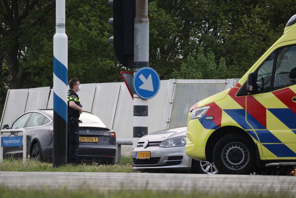 Twee personenwagens botsen op kruising