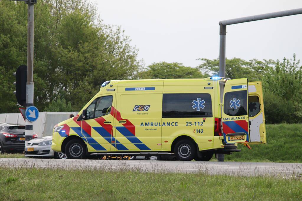 Twee personenwagens botsen op kruising