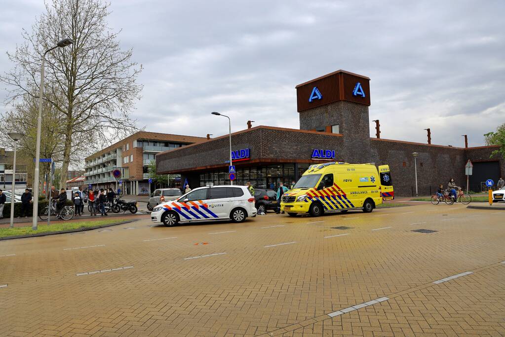 Afslaande automobilist botst op brommerrijder