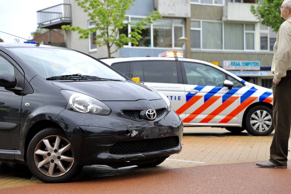 Afslaande automobilist botst op brommerrijder