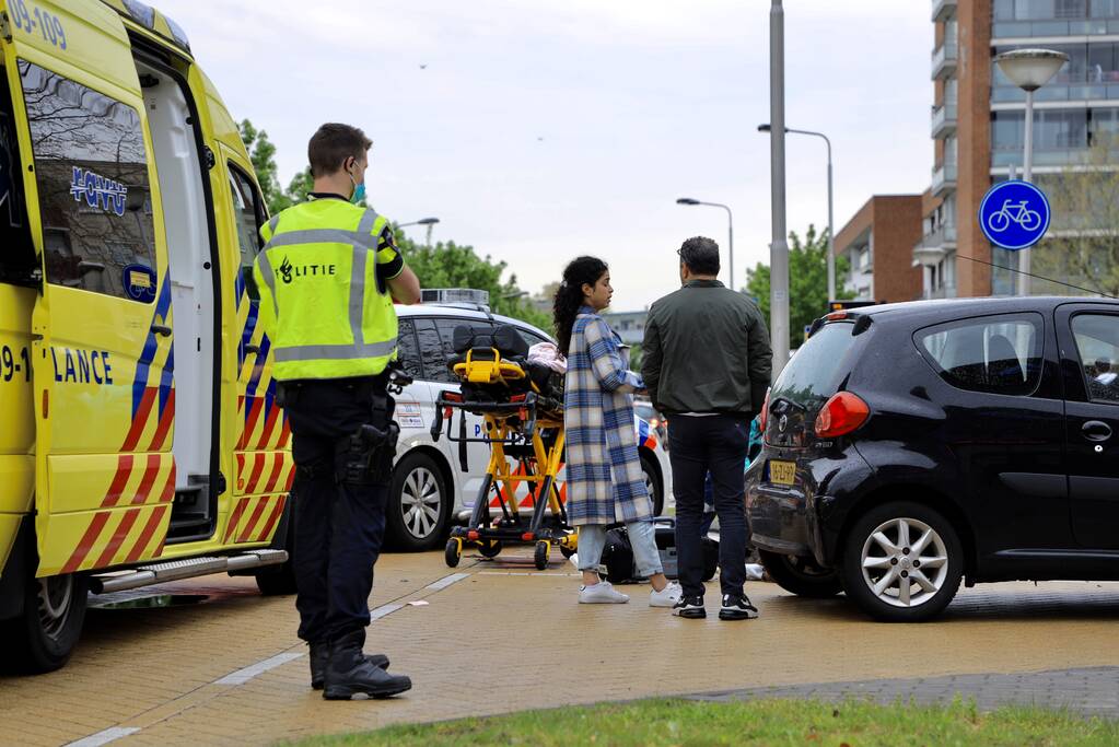 Afslaande automobilist botst op brommerrijder