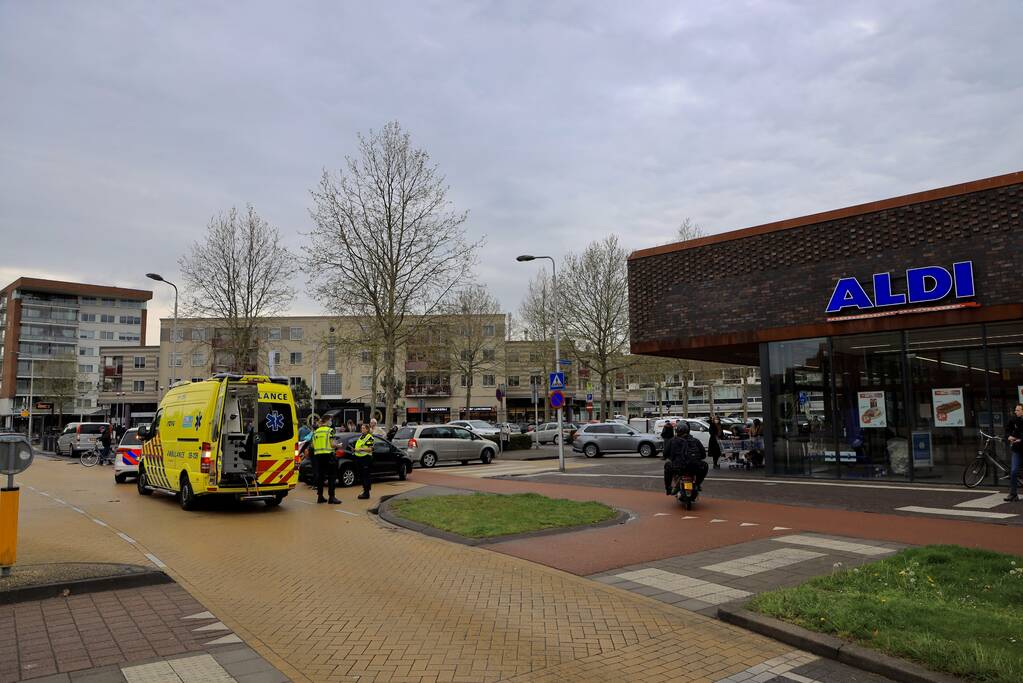 Afslaande automobilist botst op brommerrijder