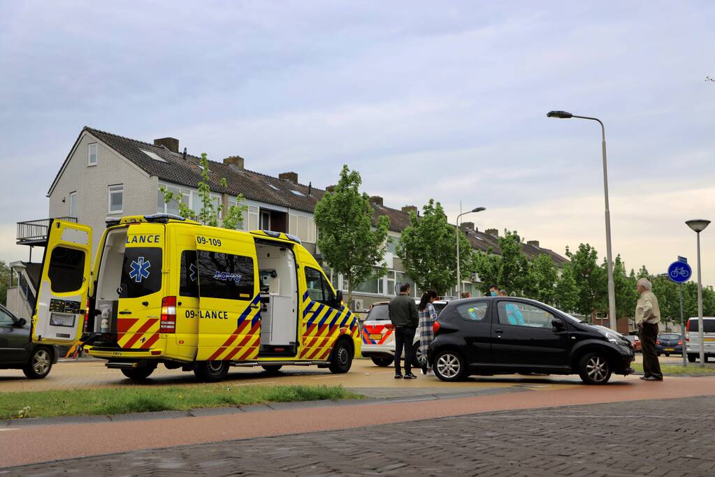Afslaande automobilist botst op brommerrijder