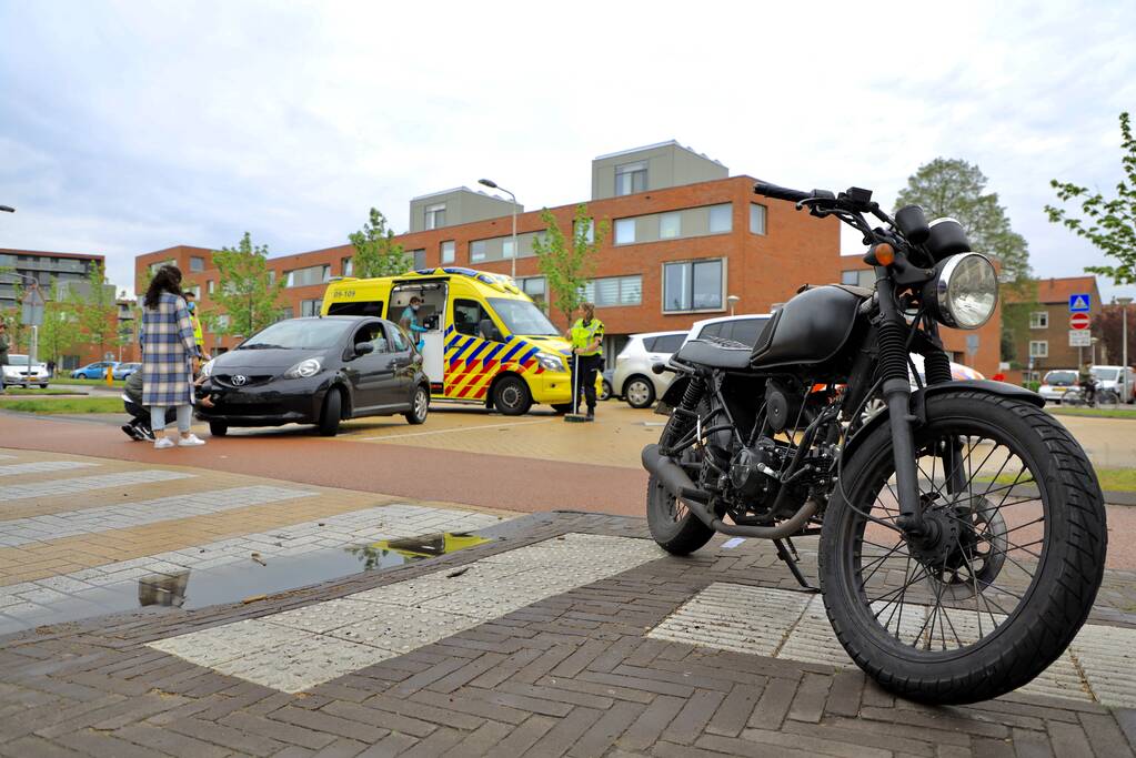 Afslaande automobilist botst op brommerrijder