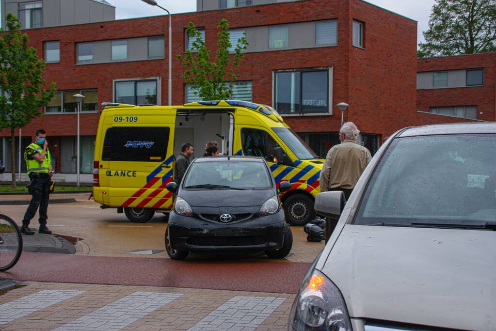 Afslaande automobilist botst op brommerrijder