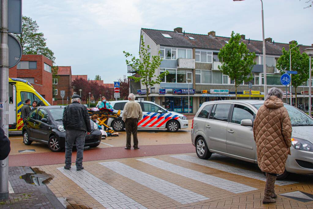 Afslaande automobilist botst op brommerrijder