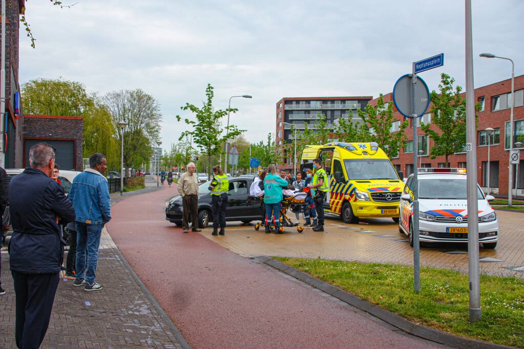 Afslaande automobilist botst op brommerrijder
