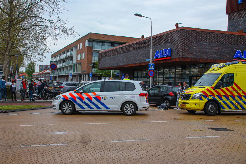 Afslaande automobilist botst op brommerrijder