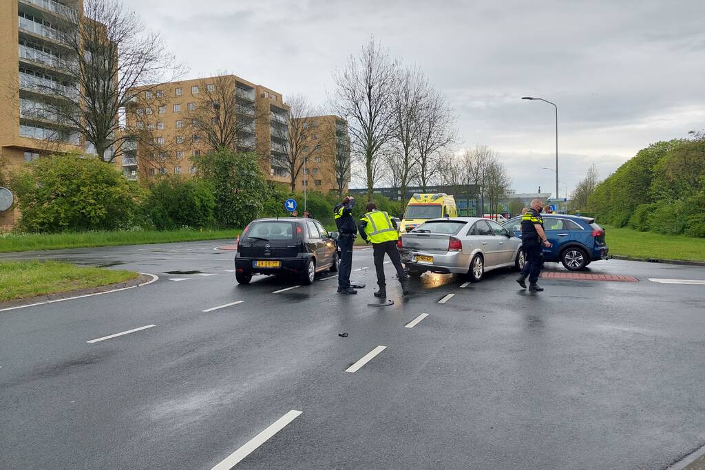 Ongeval tussen drie auto's op kruising