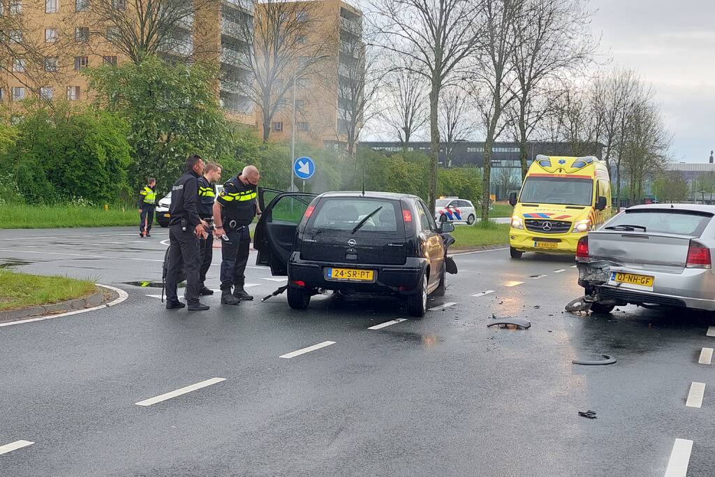 Ongeval tussen drie auto's op kruising