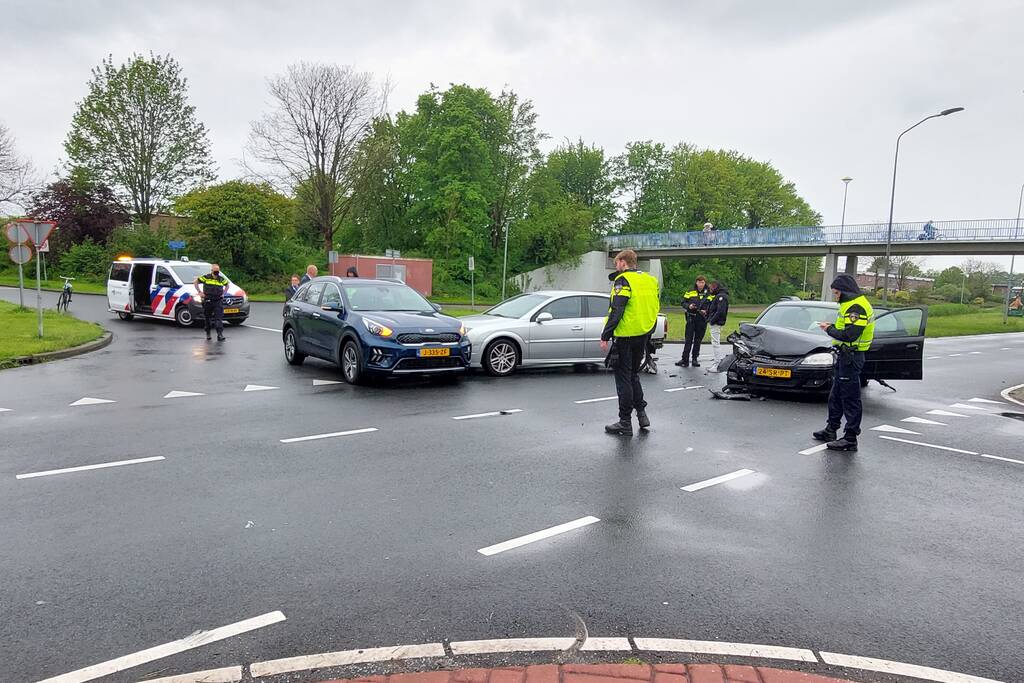 Ongeval tussen drie auto's op kruising