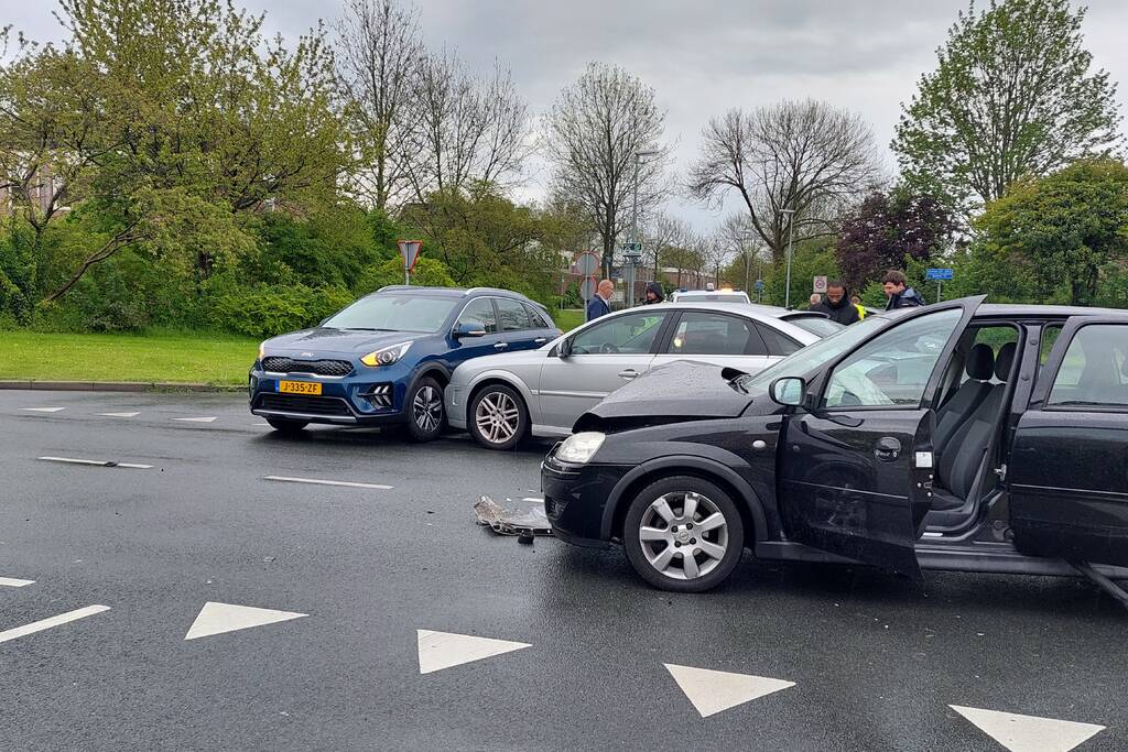 Ongeval tussen drie auto's op kruising
